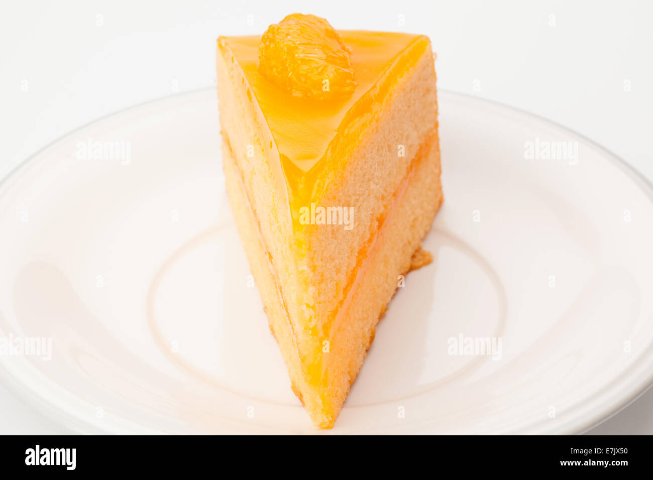 Feuille orange cake isolé sur fond blanc Banque D'Images