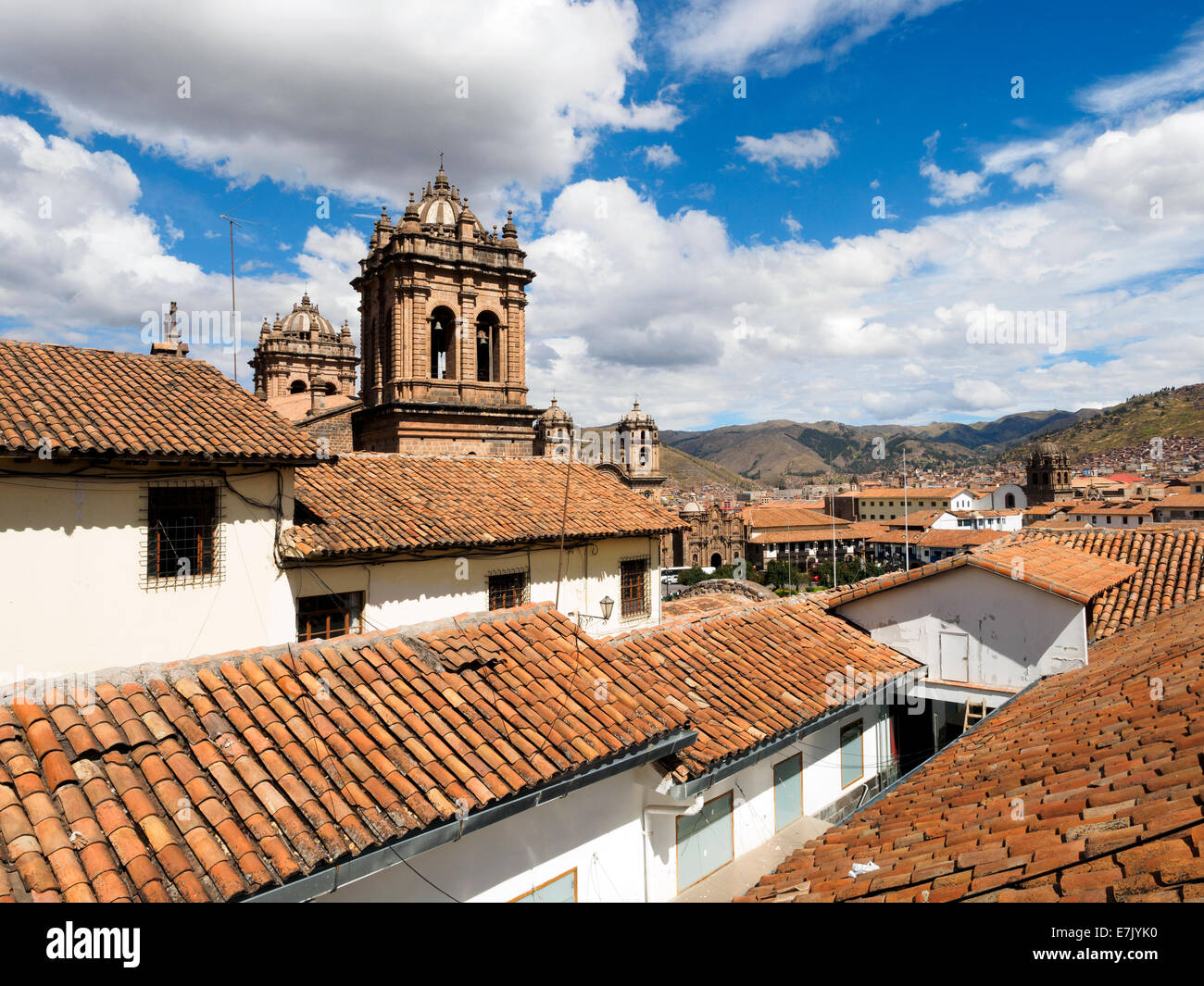 Toits et la cathédrale de Saint-Domingue clochers - Cusco, Pérou Banque D'Images