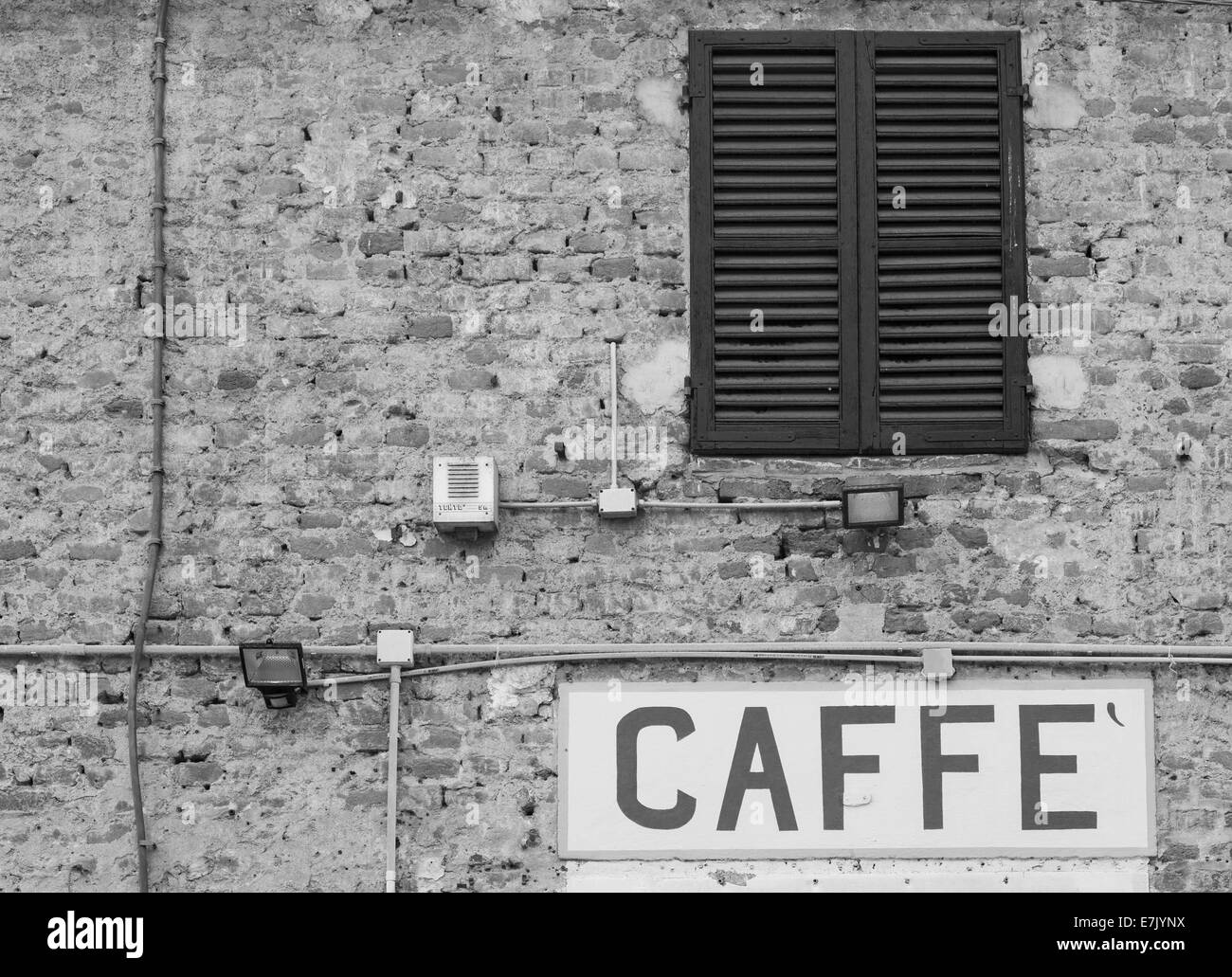 La toscane, italie. Ancien Caffè signe sous une fenêtre traditionnelle Italienne Banque D'Images