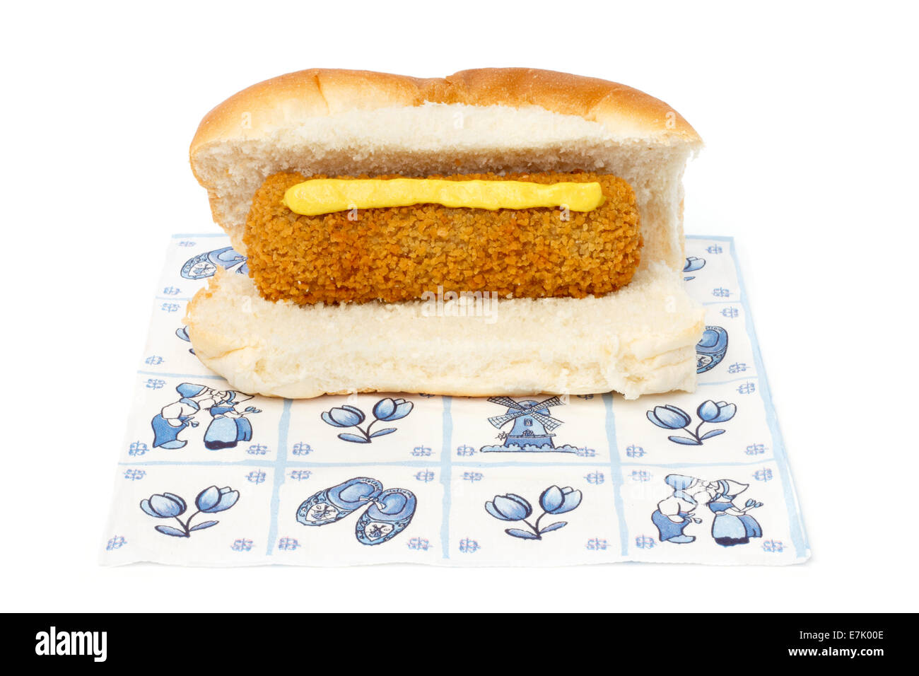 Croquette néerlandaise sandwich avec de la moutarde sur une serviette contre fond blanc Banque D'Images