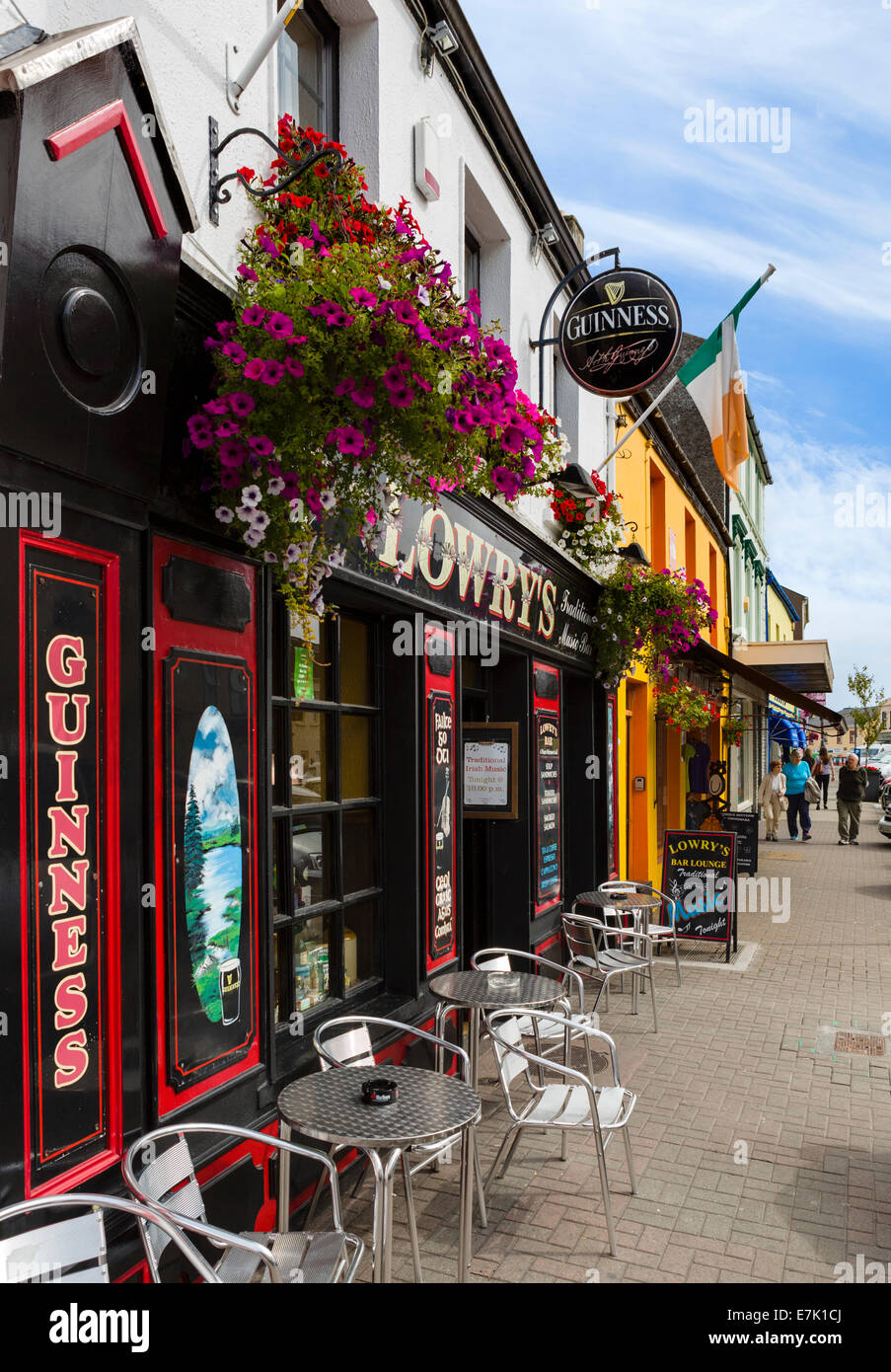 Magasins et pubs sur Market Street dans le centre-ville, Clifden, Connemara, comté de Galway, en République d'Irlande Banque D'Images