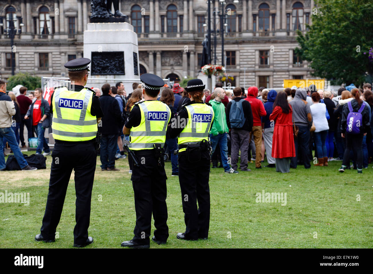 George Square, Glasgow, Écosse, Royaume-Uni, vendredi 19 septembre 2014. Le lendemain du vote non de l'Écosse lors du référendum sur l'indépendance, les policiers observent les personnes qui se rassemblent sur la place George, dans le centre-ville de Glasgow. Banque D'Images
