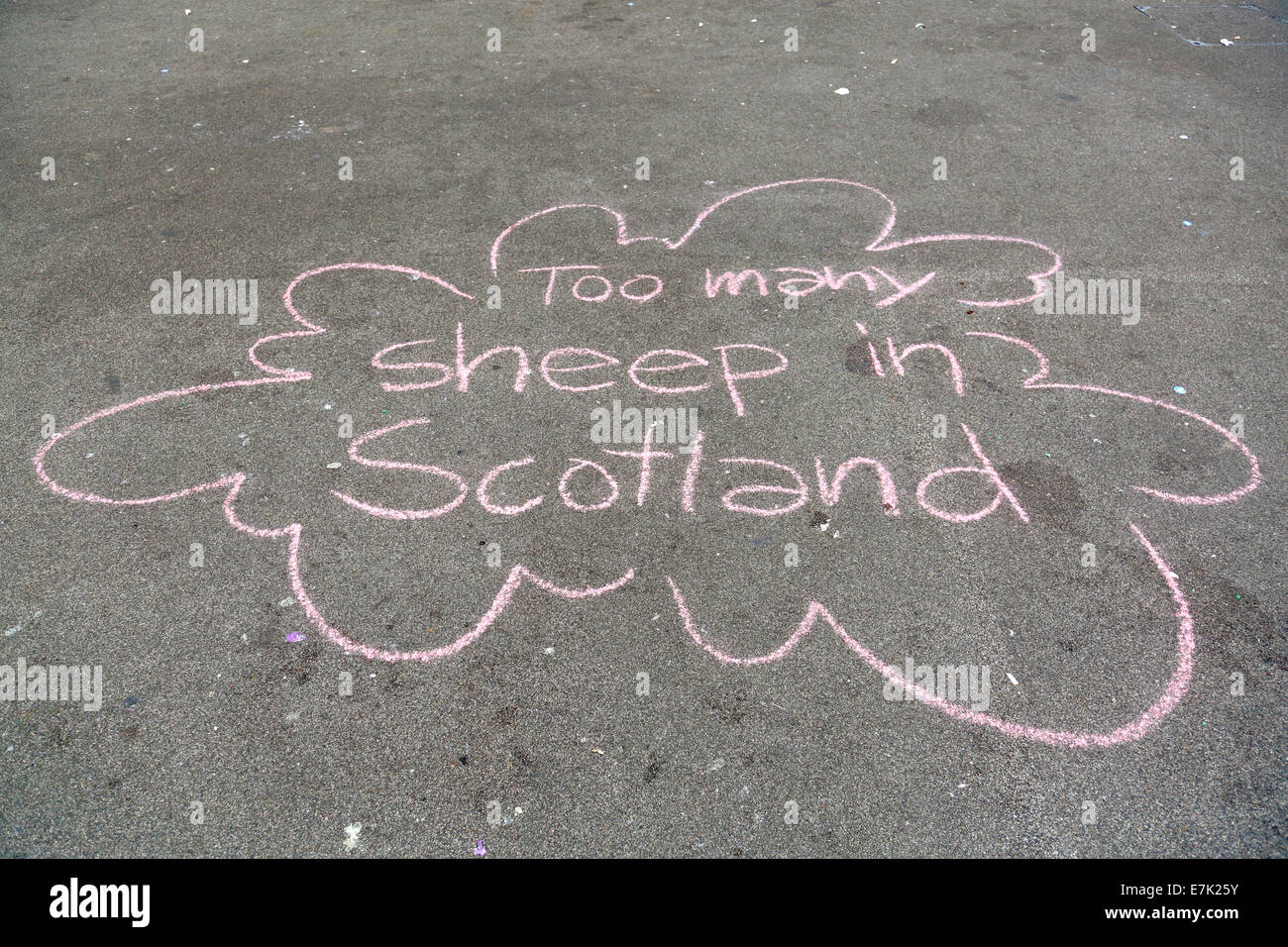 George Square, Glasgow, Écosse, Royaume-Uni, vendredi 19 septembre 2014. Le lendemain du vote de l'Écosse au référendum sur l'indépendance, un message de craie est écrit sur le terrain à George Square, dans le centre-ville de Glasgow. Banque D'Images