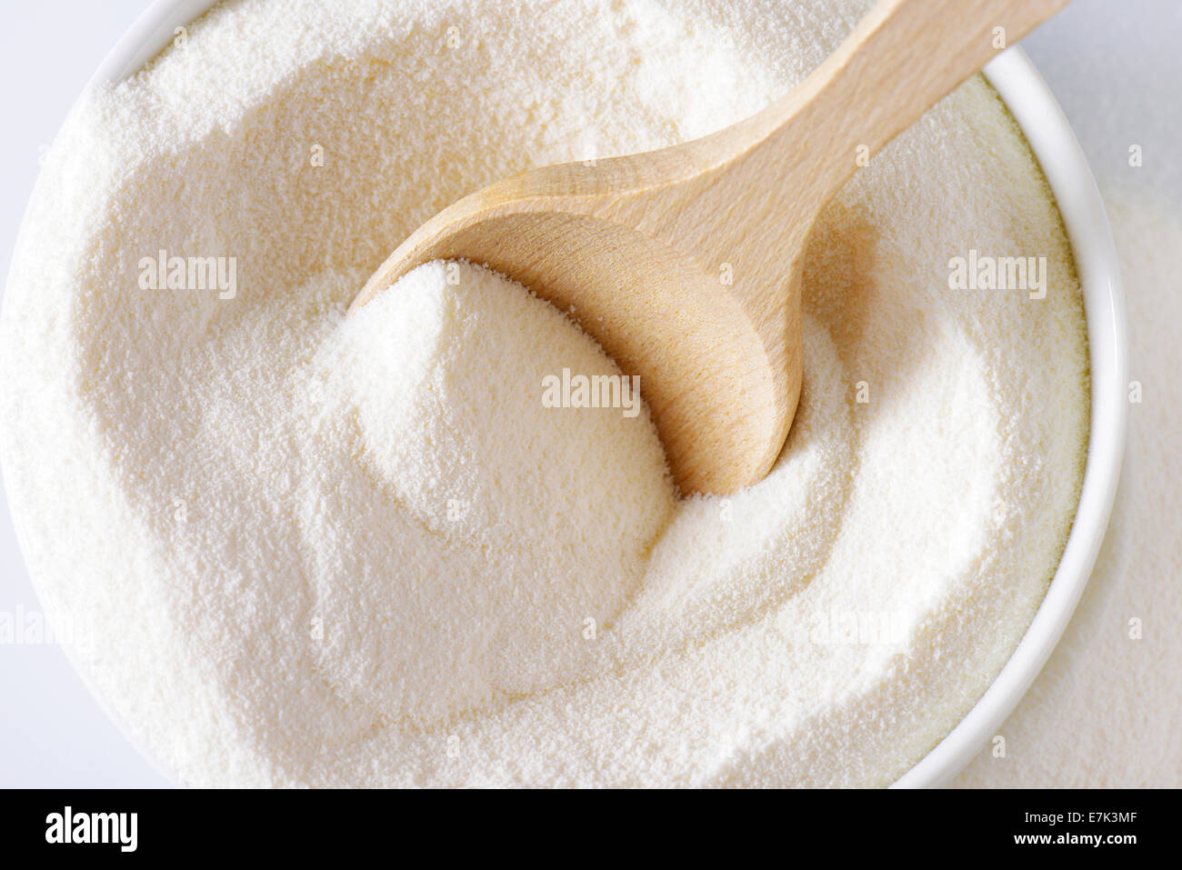 Bol de lait en poudre crème plein Banque D'Images