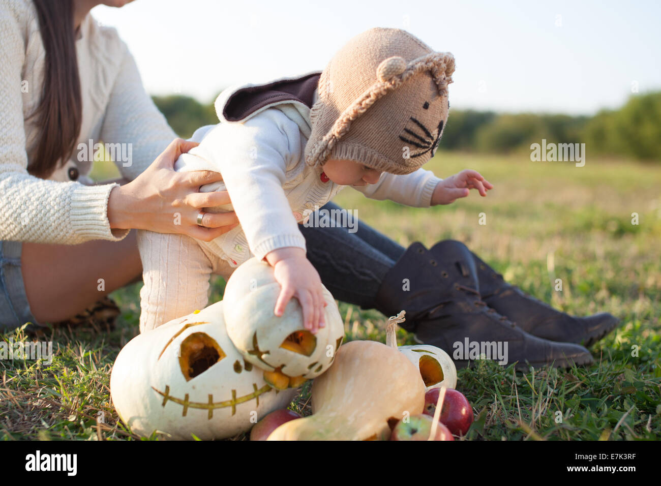 Bébé en jouant avec des armes pumpkins Banque D'Images