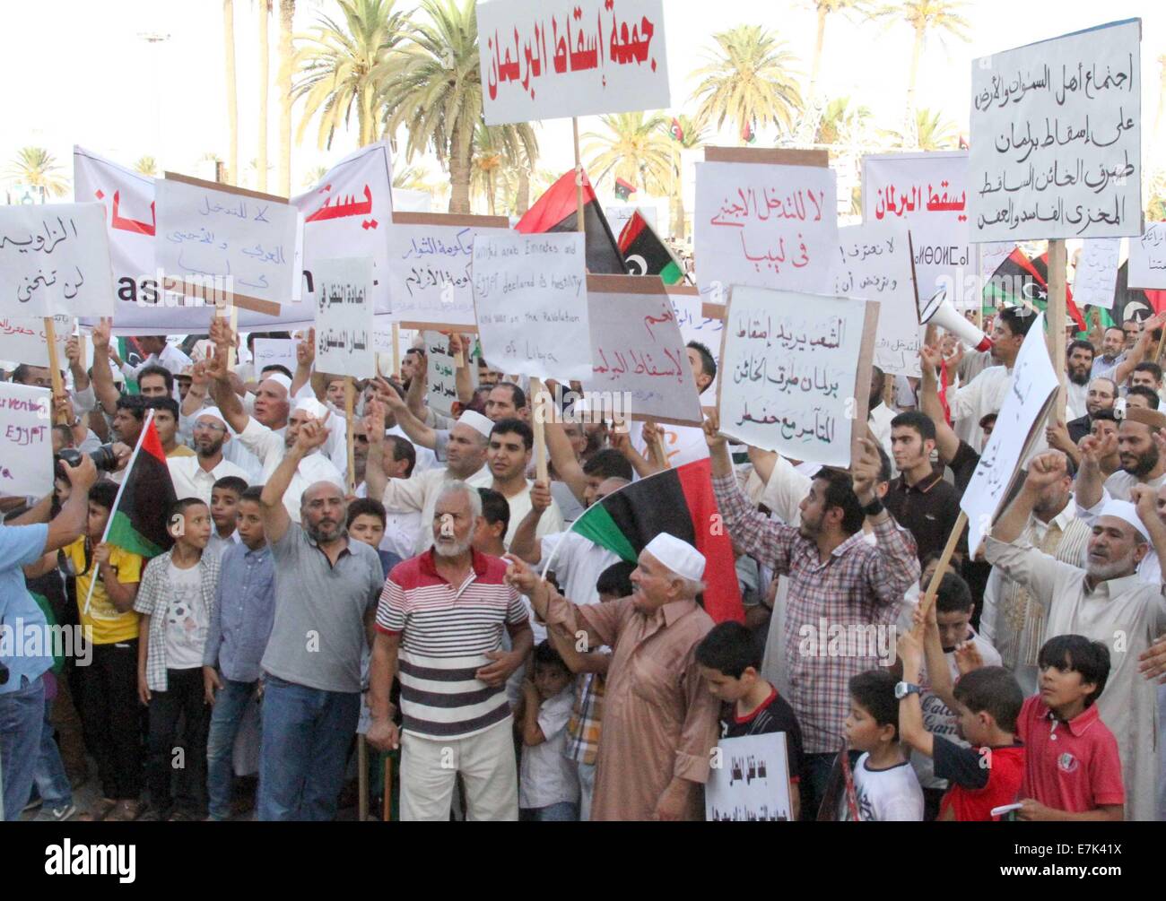 (140919) -- Tripoli, 19 septembre (Xinhua) -- les manifestants tiennent des pancartes et slogans chant lors d'un rassemblement à la Place des Martyrs à Tripoli, en Libye, le 19 septembre 2014. Des centaines de personnes sont descendues dans la rue à Tripoli pour montrer leur soutien à l'islamiste soutenu le Premier Ministre Omar al-Laaa. Depuis juillet, la Libye a été jongler avec deux gouvernements rivaux, l'un dirigé par Hasi islamiste et l'autre dirigée par pro-laïques Abdullah al-Thinni, qui est maintenant sur l'exil en Libye orientale de la ville de Tobrouk. (Xinhua/Hamza Turkia) Banque D'Images