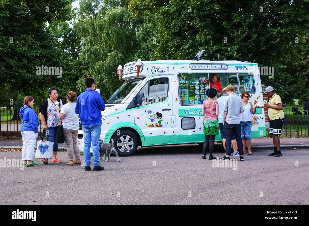Ice cream van dans le parc Victoria, Londres Angleterre Royaume-Uni UK Banque D'Images