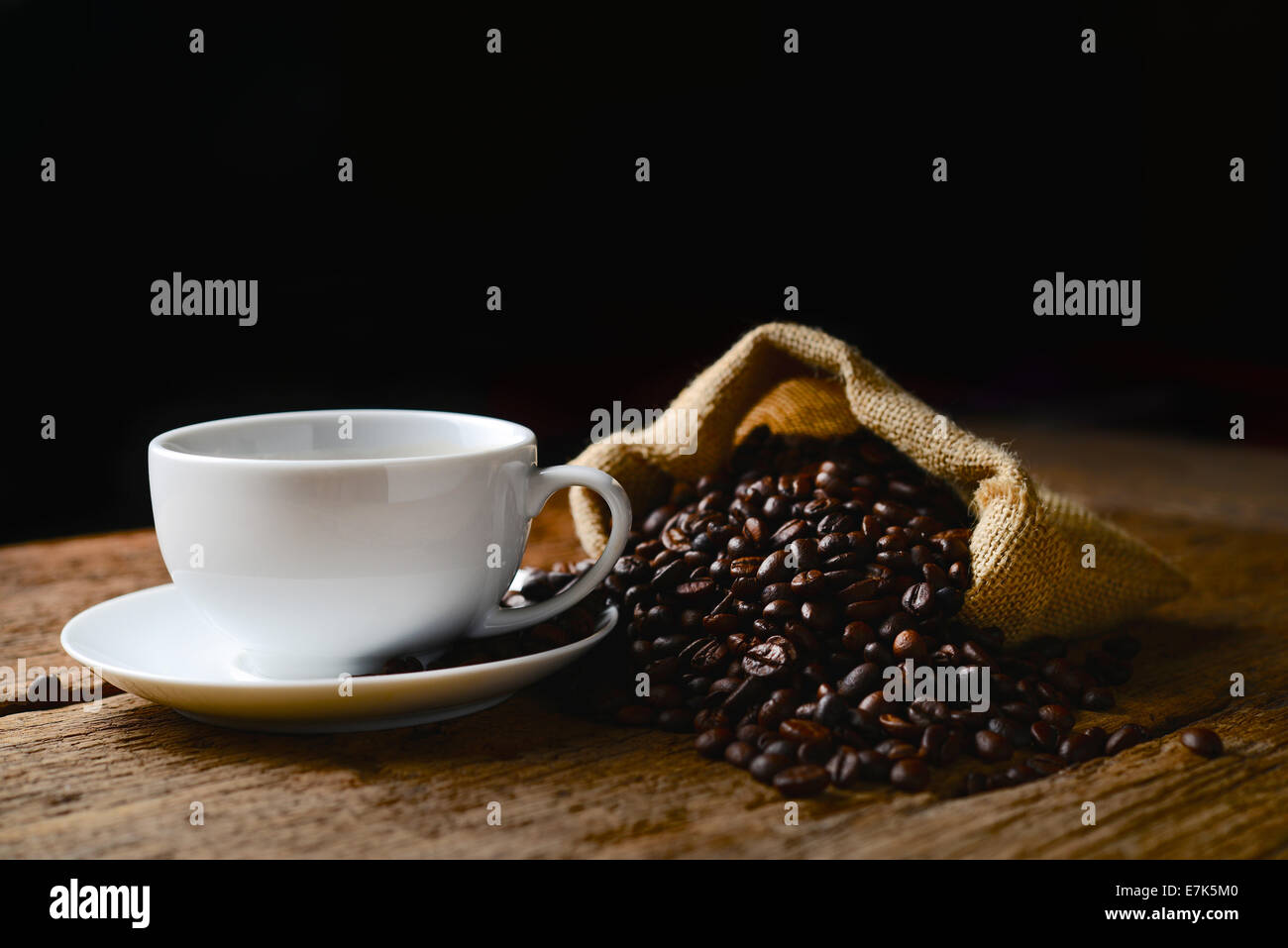 Tasse de café avec café en grains Banque D'Images