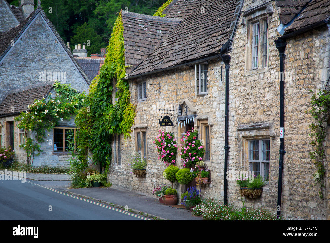 Tôt le matin le long de la High Street, Castle Combe, les Cotswolds, Wiltshire, Angleterre Banque D'Images