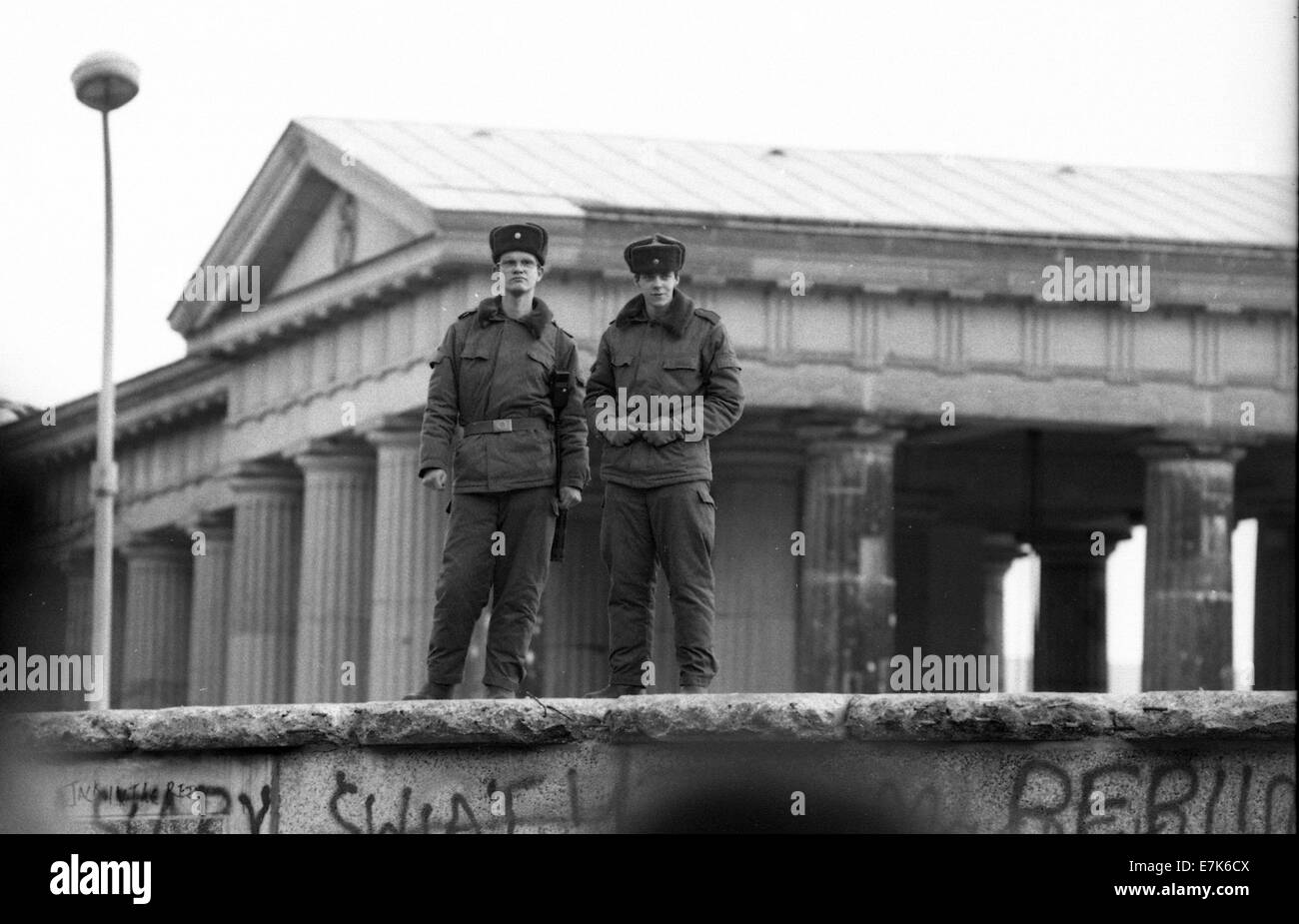 L'ouest de Berlin, Allemagne. 22 Sep, 2009. La patrouille de la police de l'Allemagne de l'est le mur de Berlin à la porte de Brandebourg, le 14 novembre 1989. Après les premiers jours de l'ouverture des frontières, les Allemands de l'Est patrouillée régulièrement du côté ouest du mur de Berlin, qui, en fait, assis à l'intérieur de Berlin est, pour empêcher les gens d'endommager.©1989 Scott A. Miller © Scott A. Miller/ZUMA/ZUMAPRESS.com/Alamy fil Live News Banque D'Images