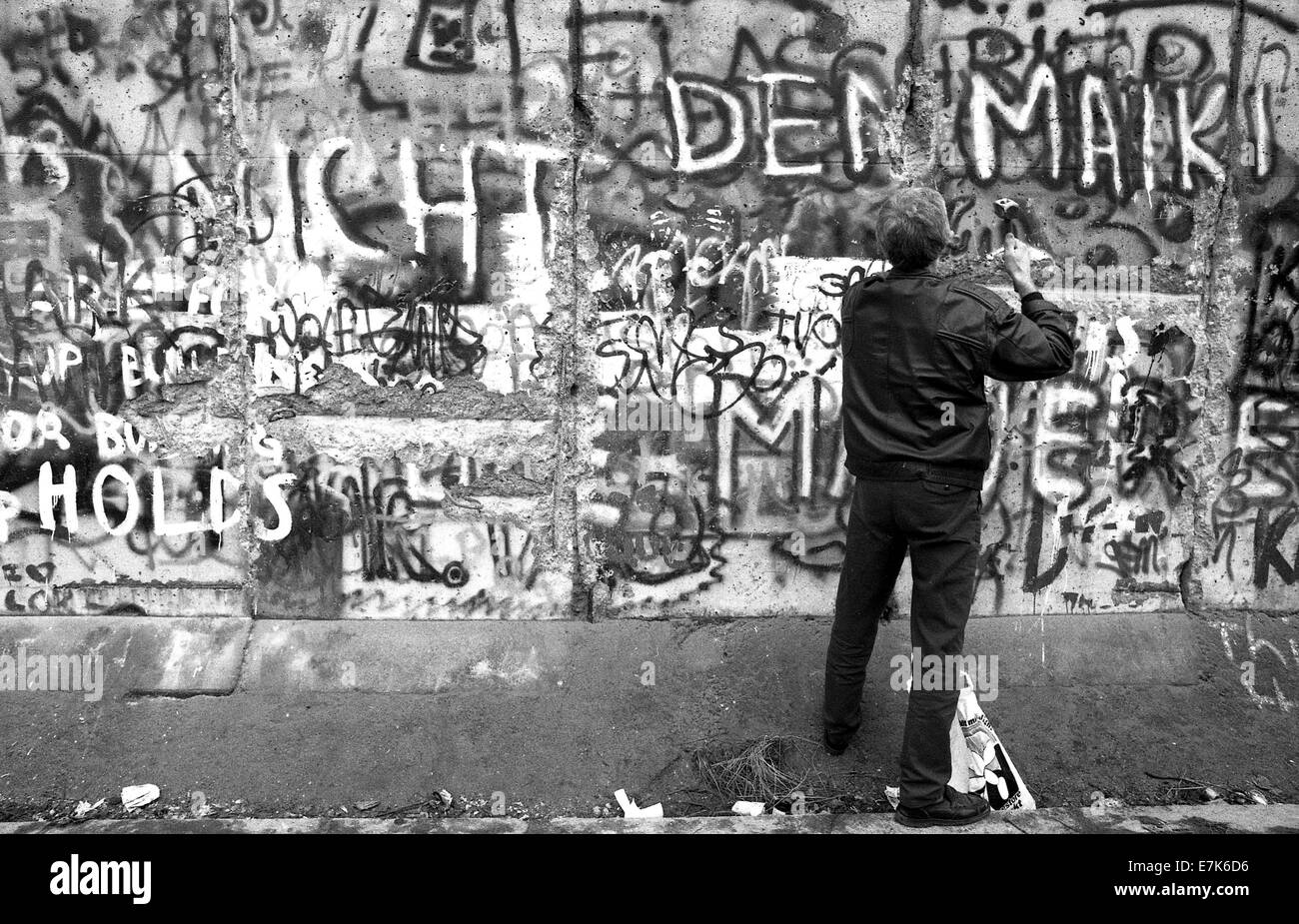 L'ouest de Berlin, Allemagne. 22 Sep, 2009. Un homme ciseaux un morceau du mur qui divisait l'Est et l'ouest de Berlin le 14 novembre 1989 à Berlin, Allemagne de l'Ouest. Les frontières entre les deux pays ont été ouvertes le 9 novembre 1989, qui prévoit le libre passage de l'Est à l'Ouest pour la première fois depuis la Seconde Guerre mondiale.©1989 Scott A. Miller. © Scott A. Miller/ZUMA/ZUMAPRESS.com/Alamy fil Live News Banque D'Images