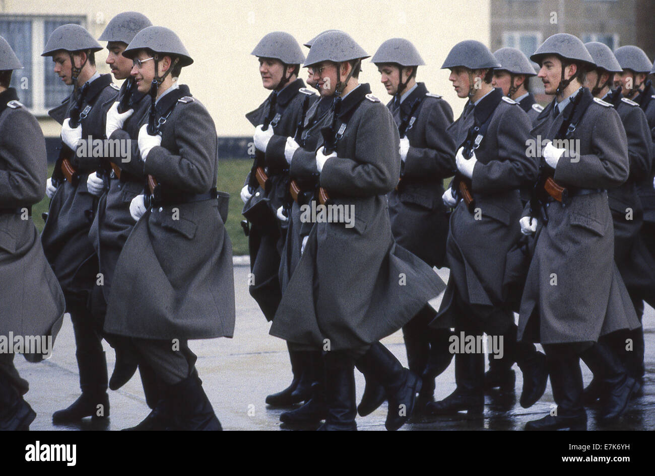 Bad Salzungen, Allemagne de l'Est. Feb 9, 1990. Les soldats de l'armée est-allemande (ANB) lors de la cérémonie marquant le 40e anniversaire de l'Allemagne de l'Est au cours d'une célébration sur leur base le 9 février 1990 à Bad Salzungen, Allemagne de l'Est. Après l'ouverture de la frontière germano-allemandes, l'armée allemande est devenu fragmenté, avec les officiers de carrière et les soldats de quitter pour passer à l'ouest. ©1989 Scott A. Miller. © Scott A. Miller/ZUMA/ZUMAPRESS.com/Alamy fil Live News Banque D'Images