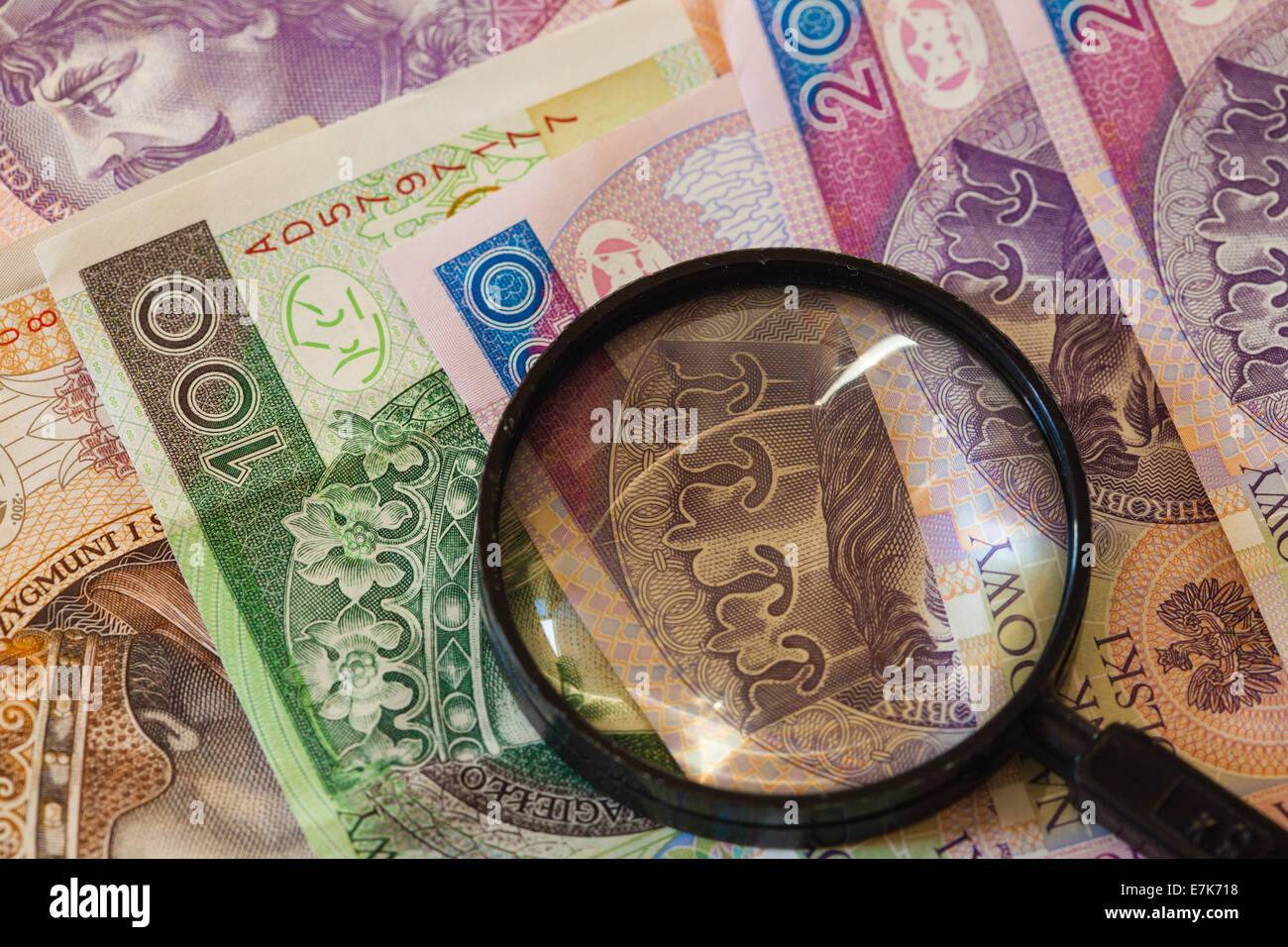 La fausse monnaie concept. Polish zloty Billets Monnaie et loupe Banque D'Images