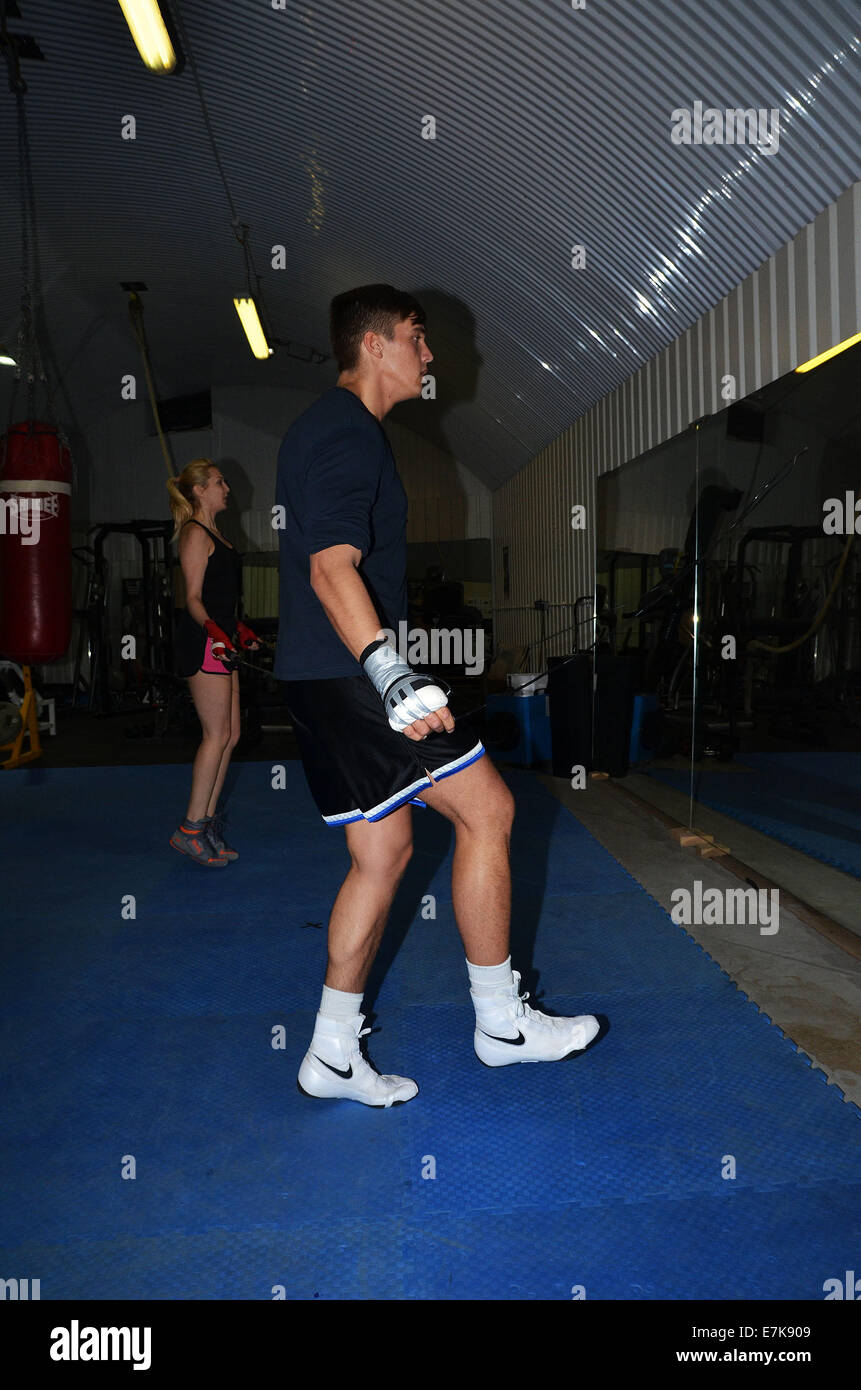 Lewis Towie Bloor et son frère Jim, Bloor assister à l'Hayemaker training camp dans le quartier londonien de Vauxhall. Lewis est en formation pour son prochain match de boxe lutte contre des frères Wright Elliot acteur vedette : Lewis où Bloor : London, Royaume-Uni Quand : 17 Mars 2014 Banque D'Images