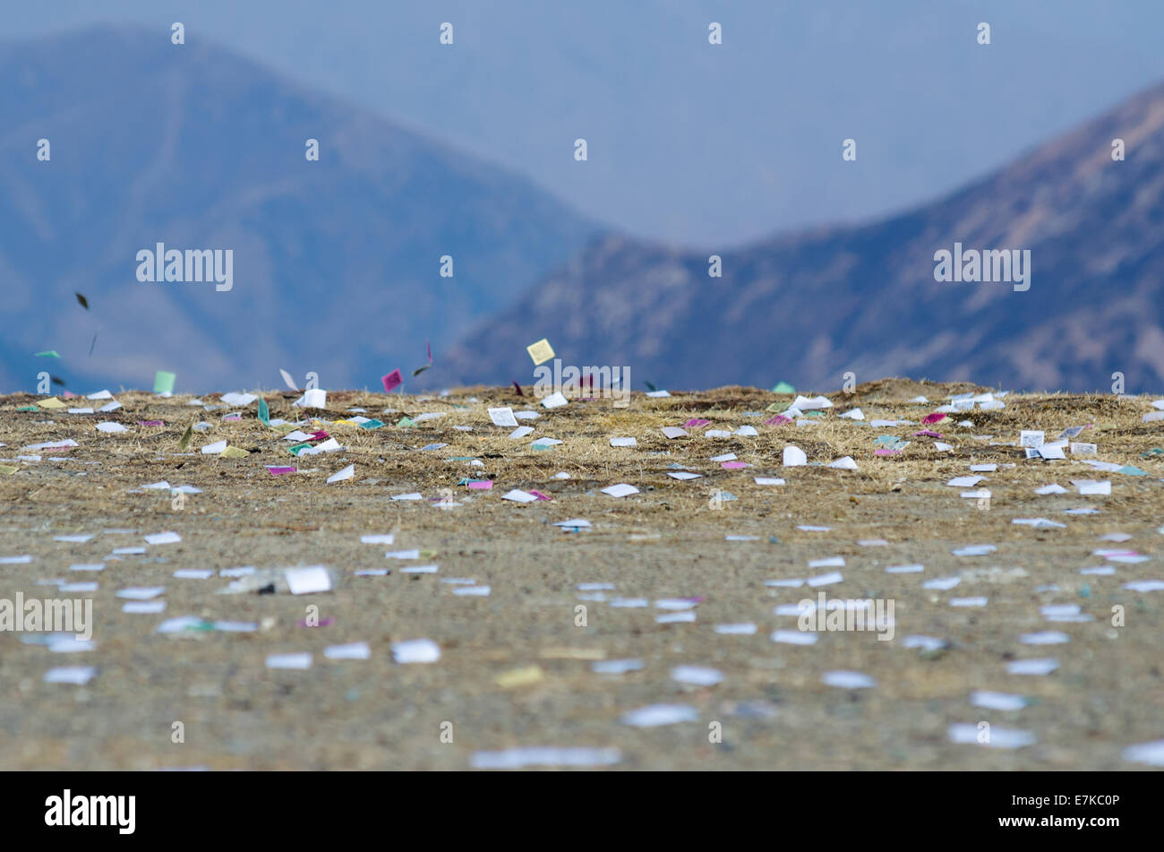 Morceaux de papier coloré avec des prières (Lungta) sont dispersées par le vent Banque D'Images