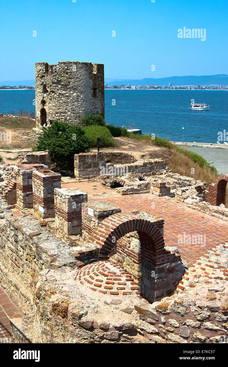 Les ruines de l'ancien moulin en pierre et les ruines d'une basilique Byzantine du VI siècle. Nessebar. La Bulgarie. Banque D'Images