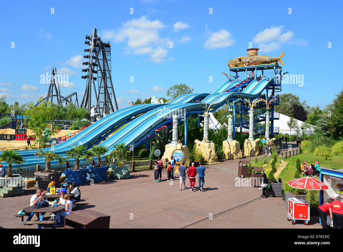 Vue sur parc montrant Depth Charge ride de l'eau, le parc à thème Thorpe Park, Chertsey, Surrey, Angleterre, Royaume-Uni Banque D'Images