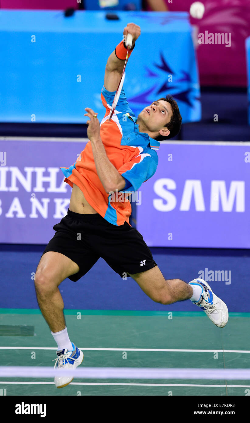 Incheon, Corée du Sud. Sep 20, 2014. Kashyap Parupalli de l'Inde renvoie le volant à Lee Hyunil de Corée du Sud (pas vu en photo) lors du premier tour de l'équipe hommes de badminton match à la 17e Jeux asiatiques à Incheon, Corée du Sud, le 20 septembre 2014. Lee a gagné le match avec 2-1 (6-21, 21-14, 21-10). Credit : Ye Pingfan/Xinhua/Alamy Live News Banque D'Images