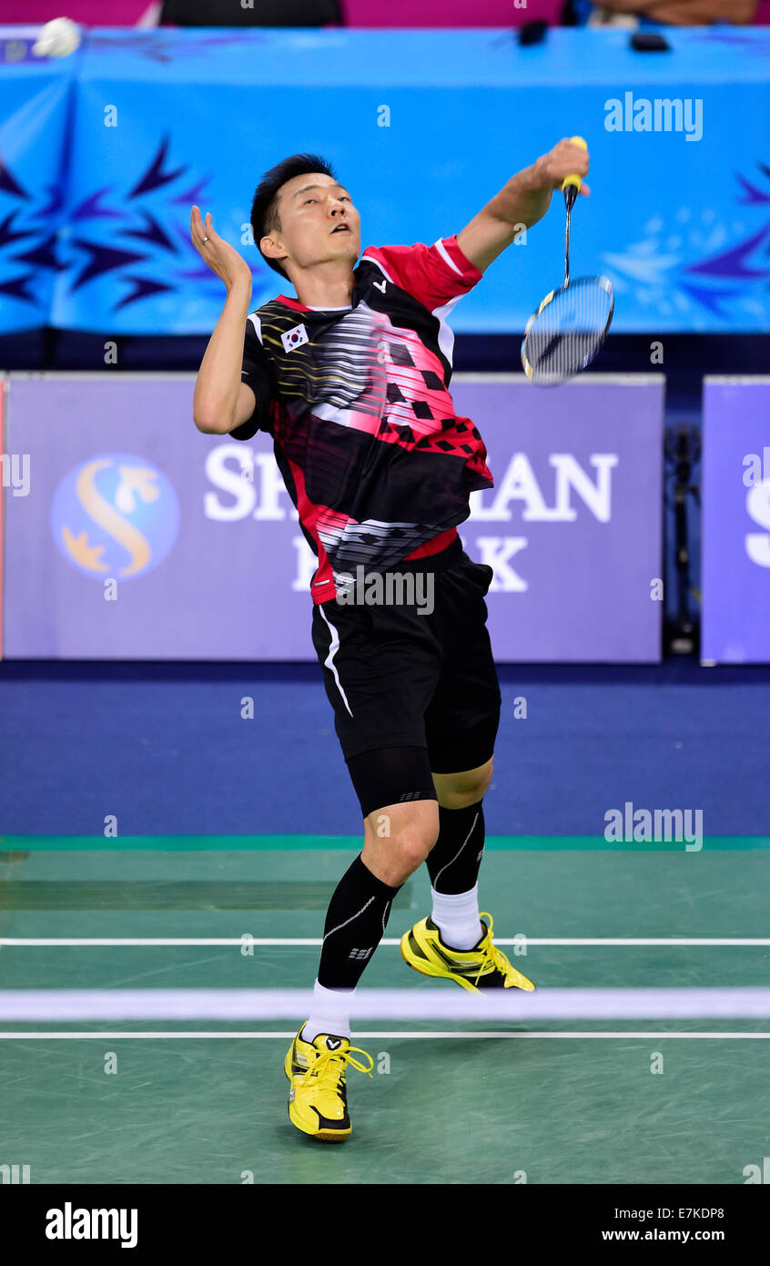 Incheon, Corée du Sud. Sep 20, 2014. Lee Hyunil de Corée du Sud renvoie le volant à Parupalli Kashyap de l'Inde (pas vu en photo) lors du premier tour de l'équipe hommes de badminton match à la 17e Jeux asiatiques à Incheon, Corée du Sud, le 20 septembre 2014. Les coréens a gagné le match avec 2-1 (6-21, 21-14, 21-10). Credit : Ye Pingfan/Xinhua/Alamy Live News Banque D'Images