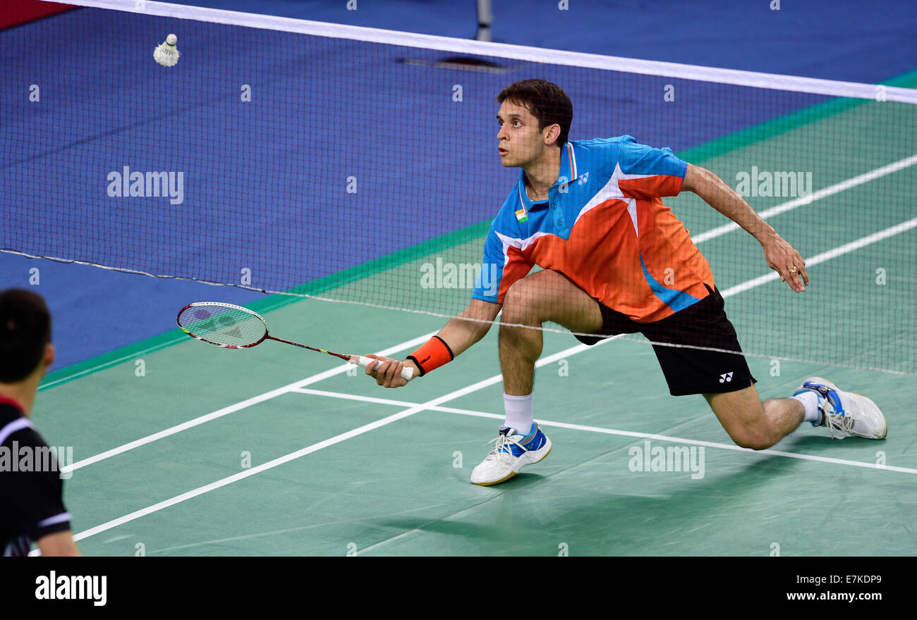 Incheon, Corée du Sud. Sep 20, 2014. Kashyap Parupalli de l'Inde renvoie le volant à Lee Hyunil de Corée du Sud lors du premier tour de l'équipe hommes de badminton match à la 17e Jeux asiatiques à Incheon, Corée du Sud, le 20 septembre 2014. Lee a gagné le match 2-1 (6-21, 21-14, 21-10). Credit : Ye Pingfan/Xinhua/Alamy Live News Banque D'Images