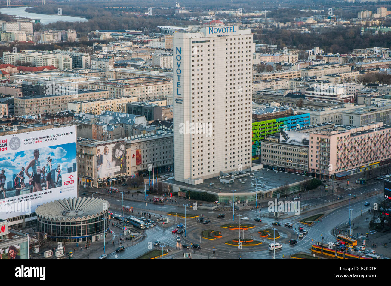 Vue du palais de la Culture et de la Science avec l'hôtel Novotel et Dmowski rond-point à Varsovie, Pologne Banque D'Images