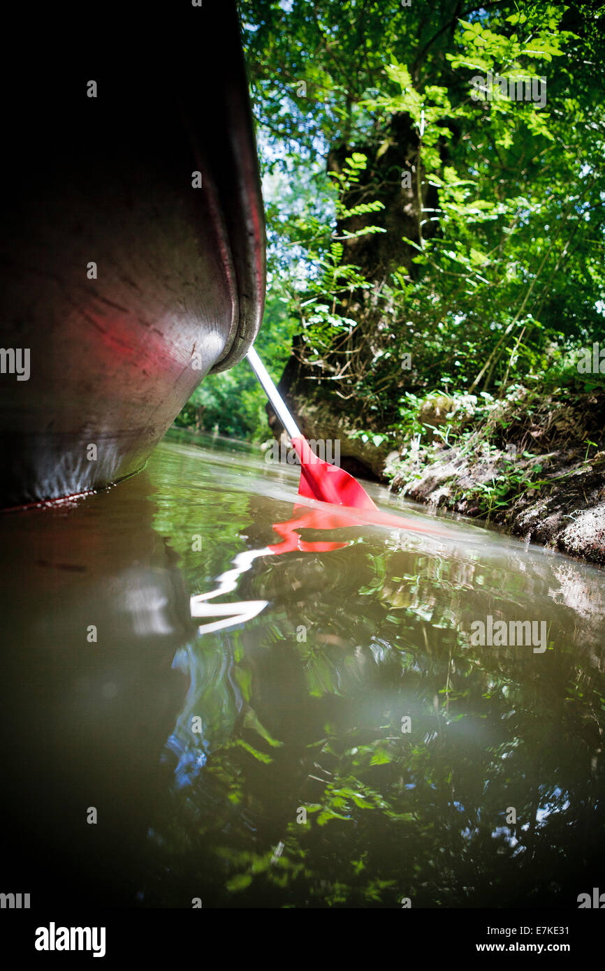 La palette rouge sur la rivière en canoë kayak bateau maison de vacances voyage d'aller vous détendre croître France française paddle Banque D'Images