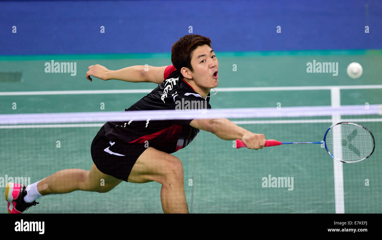 Incheon, Corée du Sud. Sep 20, 2014. Le cours de Lee de Corée du Sud renvoie le volant pour Sumeeth Bus Reddy et attri Manu de l'Inde (pas vu en photo) lors du premier tour de l'équipe hommes de badminton match à la 17e Jeux asiatiques à Incheon, Corée du Sud, le 20 septembre 2014. Les Coréens du Sud a gagné le match avec 2-0 (21-12, 21-9). Credit : Ye Pingfan/Xinhua/Alamy Live News Banque D'Images