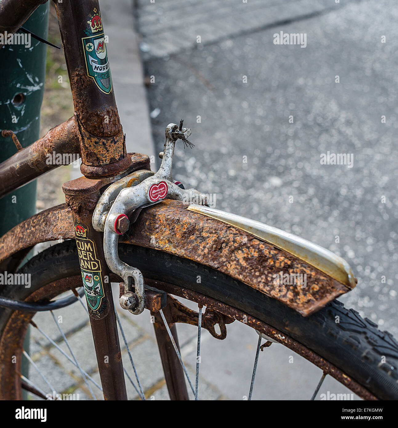 Un vélo rouillé relique qui a connu des jours meilleurs. Banque D'Images