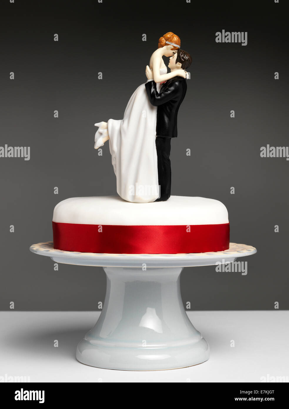 Mariée et le marié sur un gâteau de mariage Banque D'Images