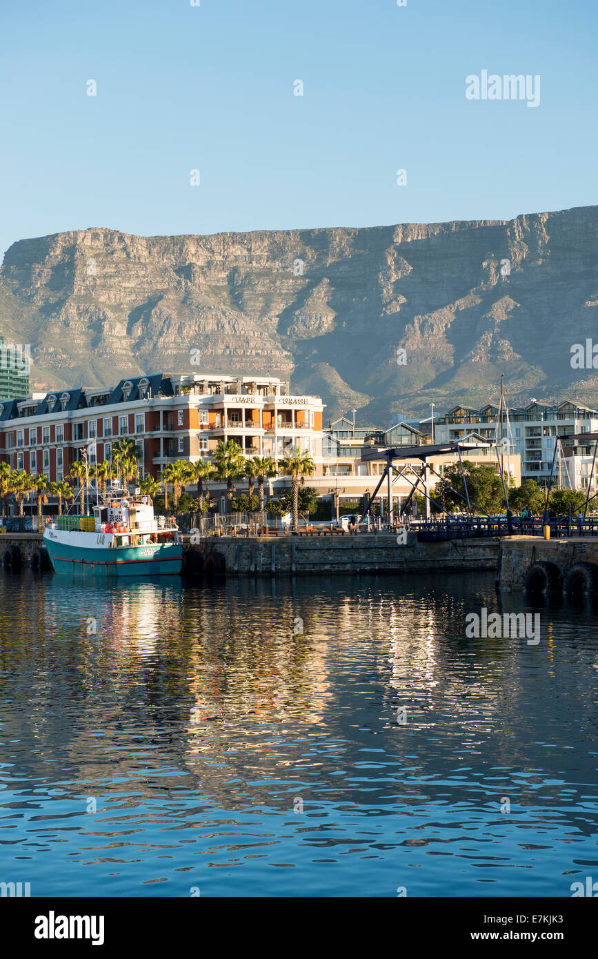 Victoria et Alfred Waterfront Cape Town Afrique du Sud avec Cape Grace Hotel et Table Mountain, en début de soirée Banque D'Images