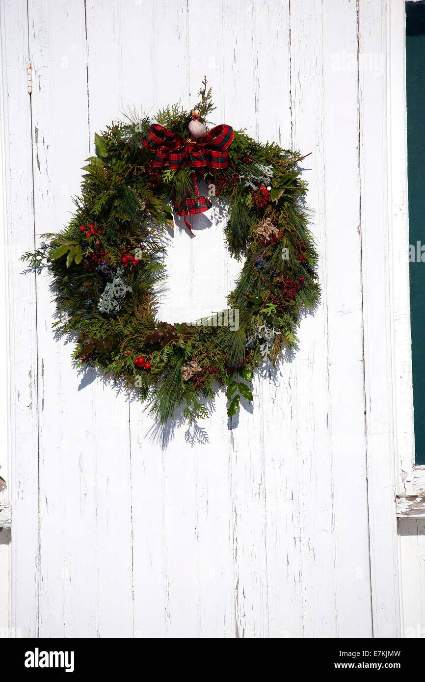 Couronne de Noël sur la porte blanche Banque D'Images