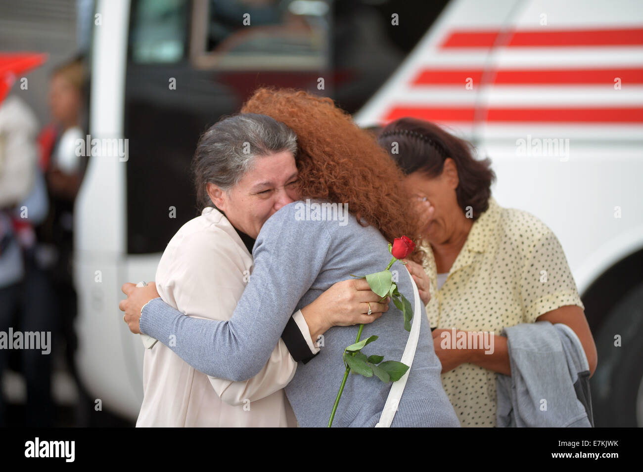 Ankara, Turquie. Sep 20, 2014. Rencontrez des otages turcs libérés avec leurs familles à l'aéroport Esenboga d'Ankara, Turquie, 20 Septembre, 2014. Quarante-six otages turcs parution, autrefois tenu en otage par les militants, est retourné à la capitale turque d'Ankara par l'avion spécial du Premier ministre turc Ahmet Davutoglu de Sanliurfa province dans le sud de la Turquie et se sont réunis avec leurs familles à l'aéroport Ankara Esenboga. Credit : Mert Macit/Xinhua/Alamy Live News Banque D'Images