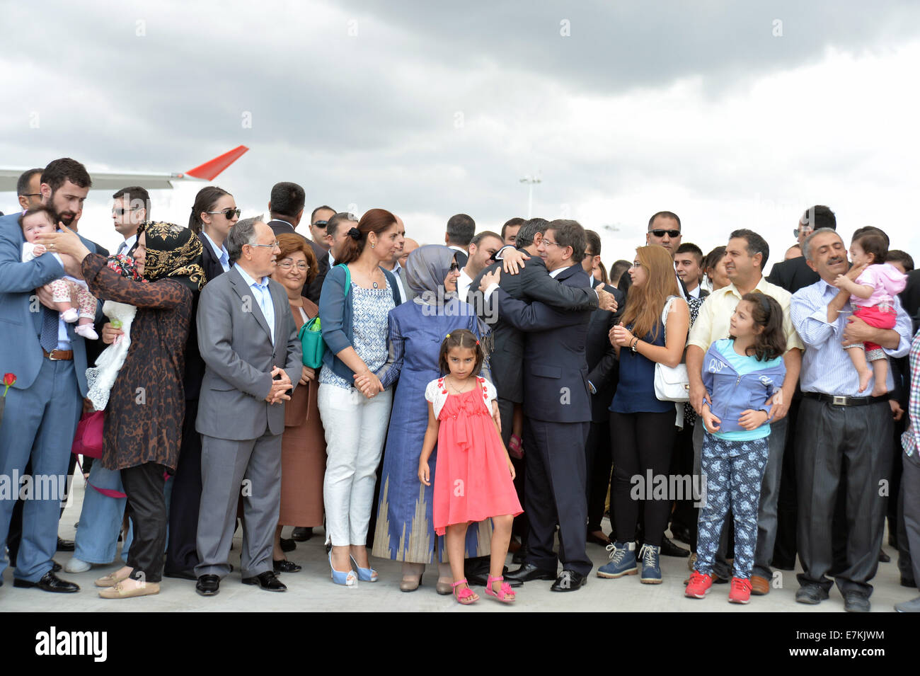 Ankara, Turquie. Sep 20, 2014. Rencontrez des otages turcs libérés avec leurs familles à l'aéroport Esenboga d'Ankara, Turquie, 20 Septembre, 2014. Quarante-six otages turcs parution, autrefois tenu en otage par les militants, est retourné à la capitale turque d'Ankara par l'avion spécial du Premier ministre turc Ahmet Davutoglu de Sanliurfa province dans le sud de la Turquie et se sont réunis avec leurs familles à l'aéroport Ankara Esenboga. Credit : Mert Macit/Xinhua/Alamy Live News Banque D'Images Ankara, Turquie. Sep 20, 2014. Rencontrez des otages turcs libérés avec leurs familles à l'aéroport Esenboga d'Ankara, Turquie, 20 Septembre, 2014. Quarante-six otages turcs parution, autrefois tenu en otage par les militants, est retourné à la capitale turque d'Ankara par l'avion spécial du Premier ministre turc Ahmet Davutoglu de Sanliurfa province dans le sud de la Turquie et se sont réunis avec leurs familles à l'aéroport Ankara Esenboga. Credit : Mert Macit/Xinhua/Alamy Live News Banque D'Images