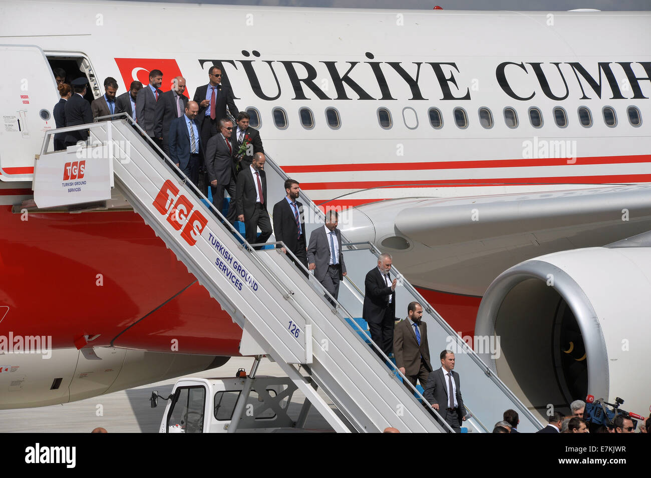 Ankara, Turquie. Sep 20, 2014. Libéré Les otages turcs arrivent à l'aéroport Esenboga d'Ankara, Turquie, 20 Septembre, 2014. Quarante-six otages turcs parution, autrefois tenu en otage par les militants, est retourné à la capitale turque d'Ankara par l'avion spécial du Premier ministre turc Ahmet Davutoglu de Sanliurfa province dans le sud de la Turquie et se sont réunis avec leurs familles à l'aéroport Ankara Esenboga. Credit : Mert Macit/Xinhua/Alamy Live News Banque D'Images