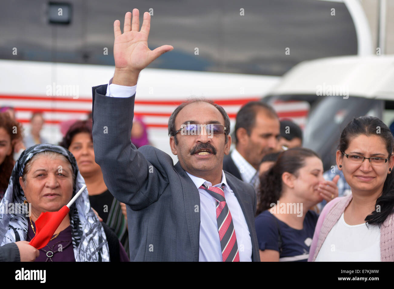 Ankara, Turquie. Sep 20, 2014. Rencontrez des otages turcs libérés avec leurs familles à l'aéroport Esenboga d'Ankara, Turquie, 20 Septembre, 2014. Quarante-six otages turcs parution, autrefois tenu en otage par les militants, est retourné à la capitale turque d'Ankara par l'avion spécial du Premier ministre turc Ahmet Davutoglu de Sanliurfa province dans le sud de la Turquie et se sont réunis avec leurs familles à l'aéroport Ankara Esenboga. Credit : Mert Macit/Xinhua/Alamy Live News Banque D'Images Ankara, Turquie. Sep 20, 2014. Rencontrez des otages turcs libérés avec leurs familles à l'aéroport Esenboga d'Ankara, Turquie, 20 Septembre, 2014. Quarante-six otages turcs parution, autrefois tenu en otage par les militants, est retourné à la capitale turque d'Ankara par l'avion spécial du Premier ministre turc Ahmet Davutoglu de Sanliurfa province dans le sud de la Turquie et se sont réunis avec leurs familles à l'aéroport Ankara Esenboga. Credit : Mert Macit/Xinhua/Alamy Live News Banque D'Images