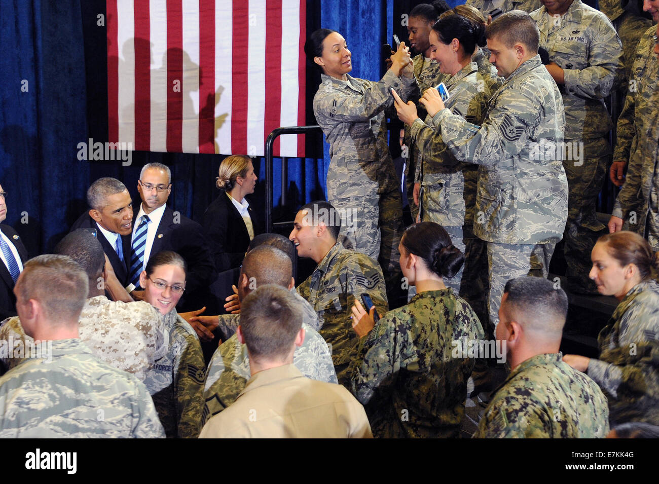 Le président américain Barack Obama salue les membres de service avant d'aborder les troupes lors d'une visite à l'U.S. Central Command à la base aérienne MacDill, 17 septembre 2014 à Tampa, en Floride. Banque D'Images