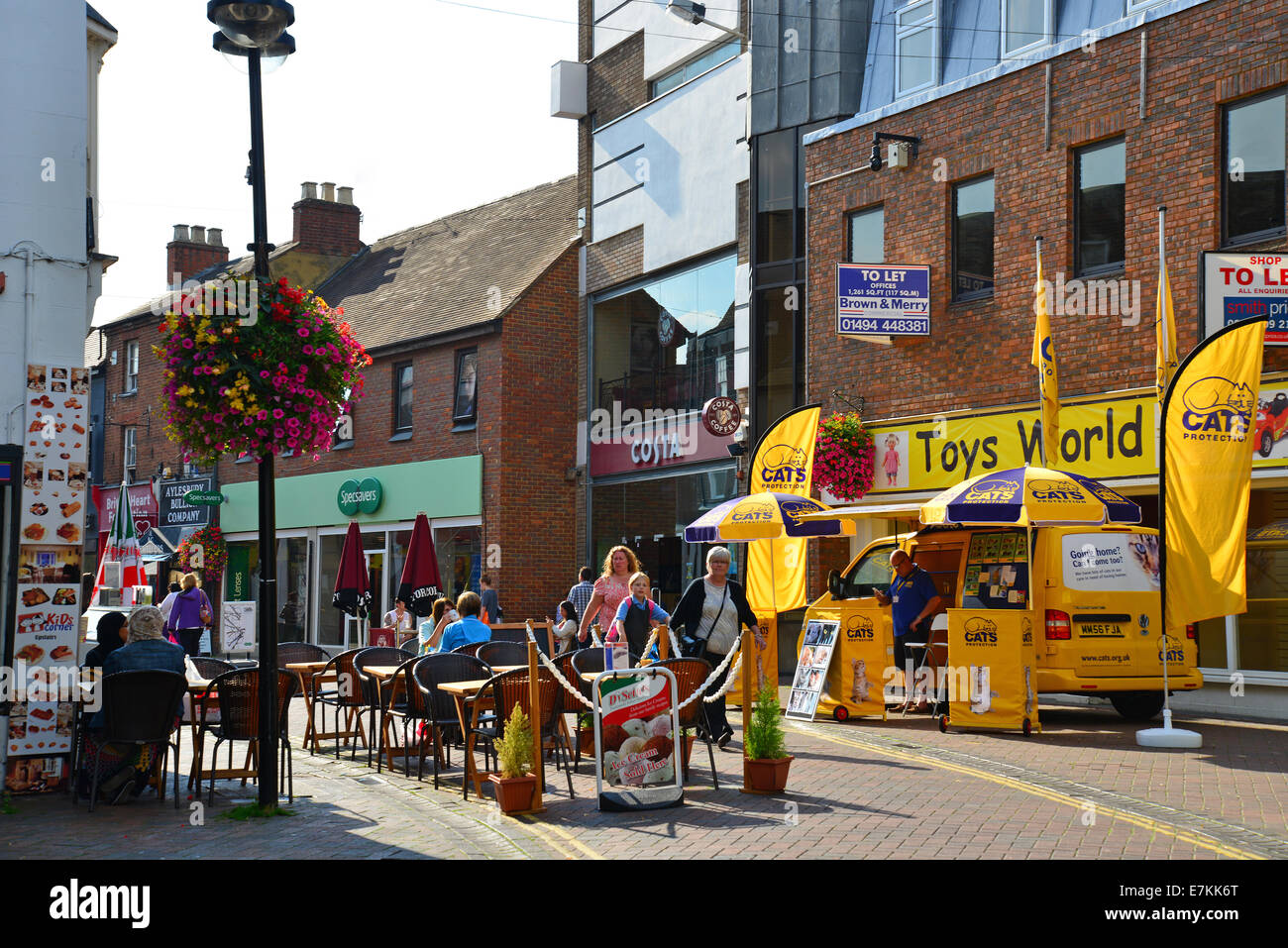 Street Cafe, High Street, Aylesbury, Buckinghamshire, Angleterre, Royaume-Uni Banque D'Images