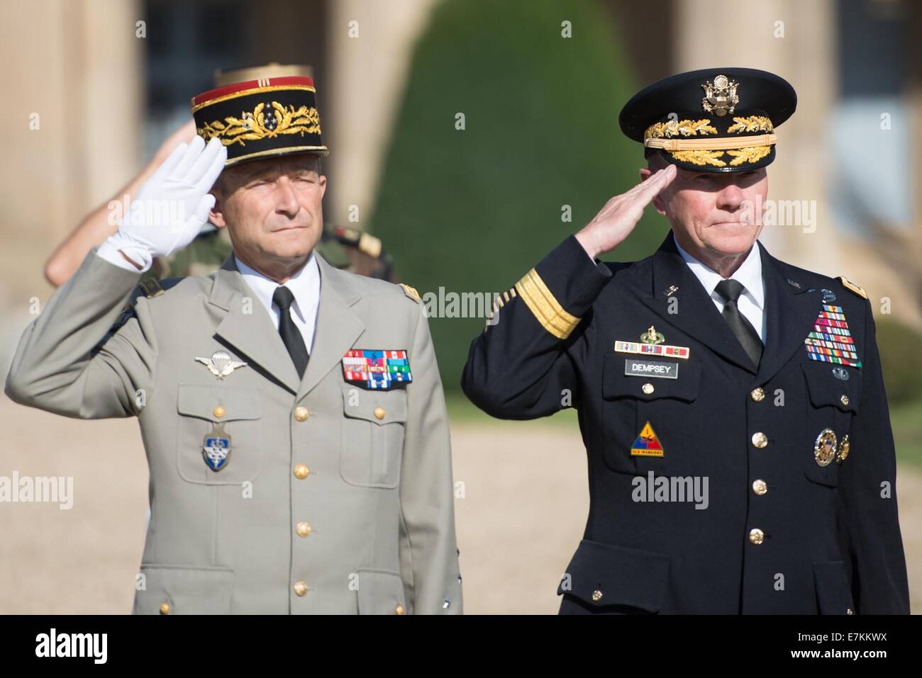 Le président américain de l'état-major le Général Martin E. Dempsey et français Chef d'état major de la Défense Le Général Pierre de Villiers militaires durant une cérémonie d'honneurs militaires, 18 septembre 2014 à Paris, en France. Banque D'Images