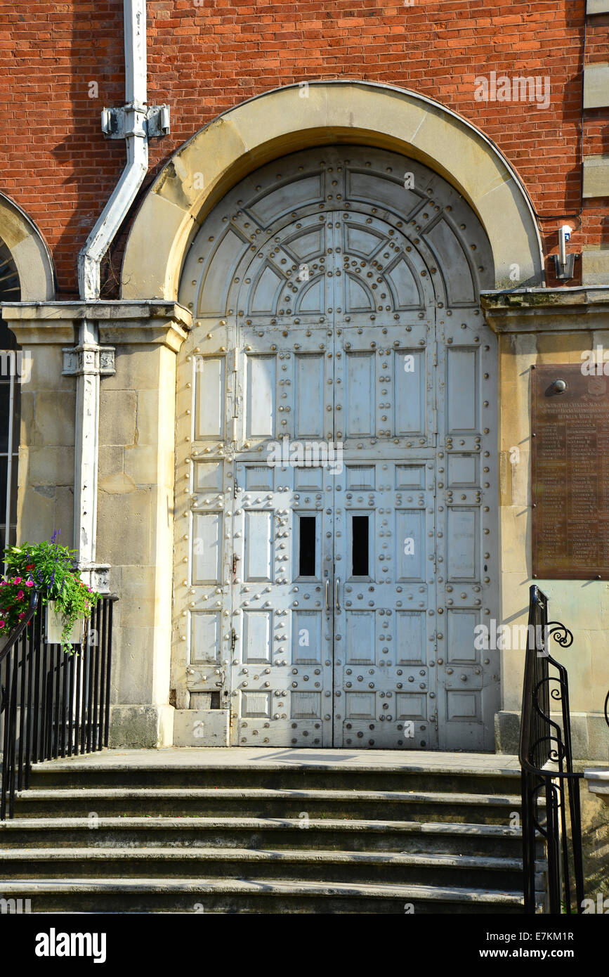 Retenir la porte du Palais de justice, Place du marché, Aylesbury, Buckinghamshire, Angleterre, Royaume-Uni Banque D'Images