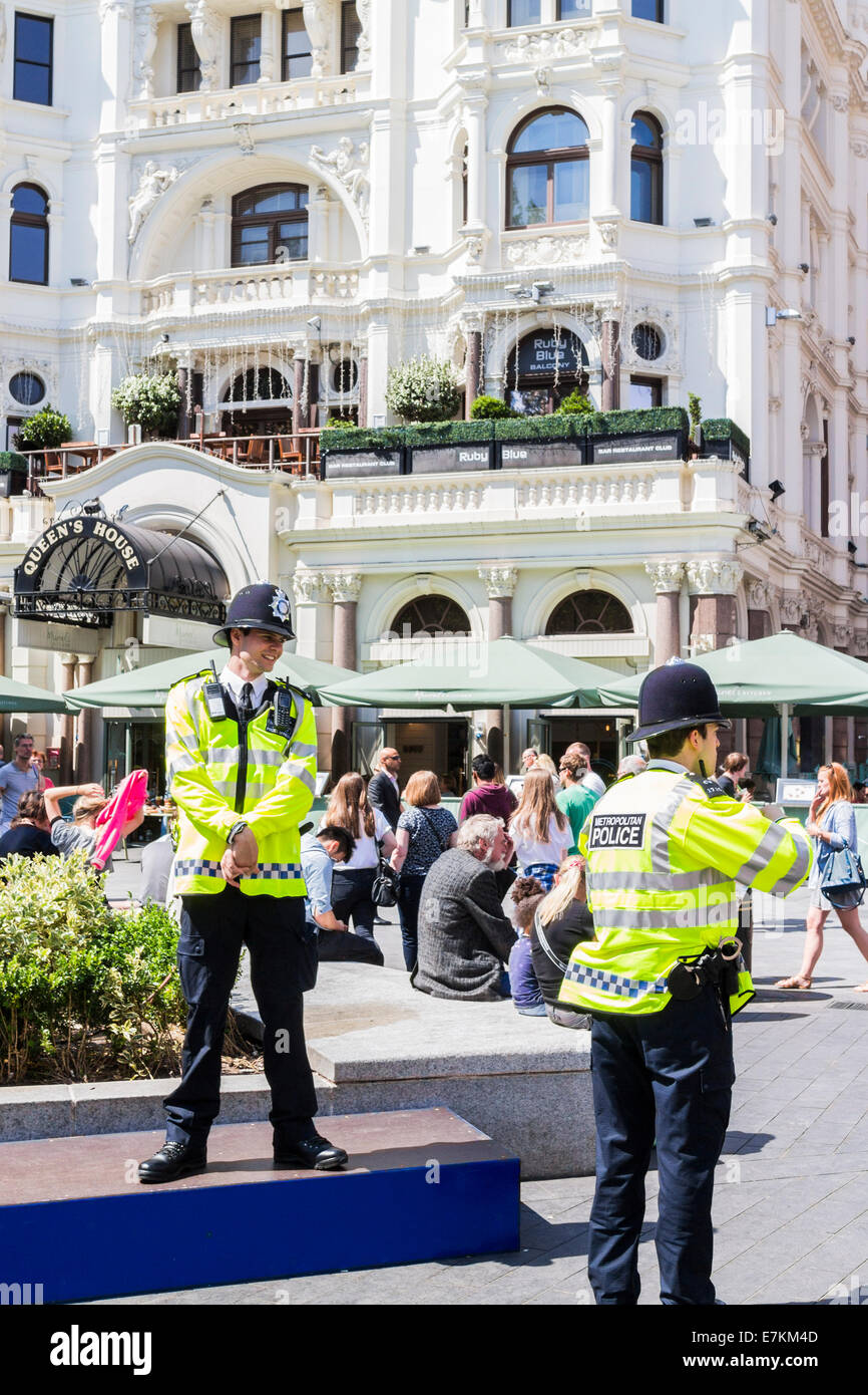 Les agents de police métropolitaine de Leicester square - Londres Banque D'Images