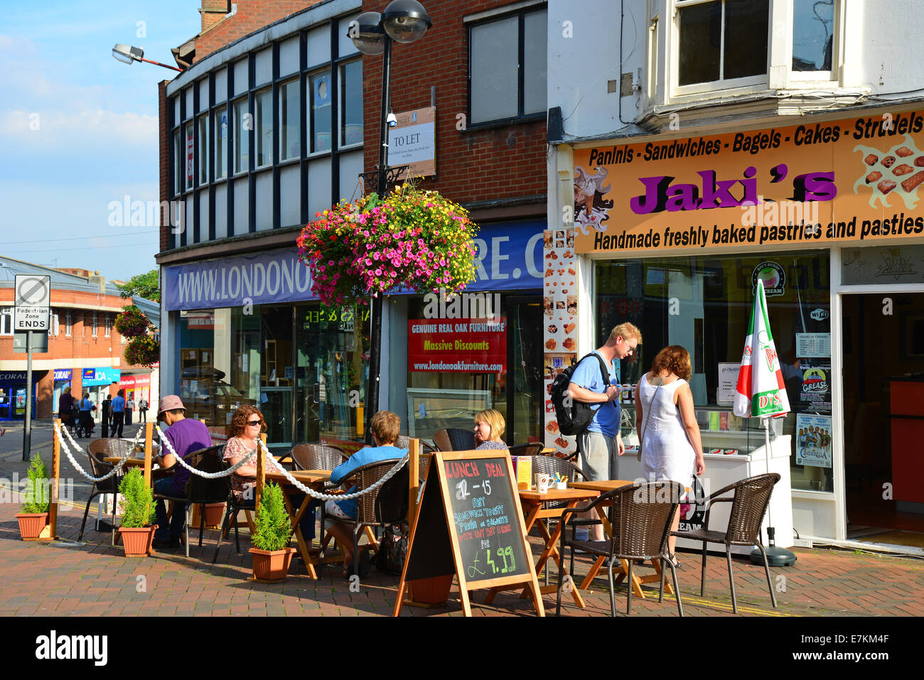 Café en plein air, High Street, Aylesbury, Buckinghamshire, Angleterre, Royaume-Uni Banque D'Images