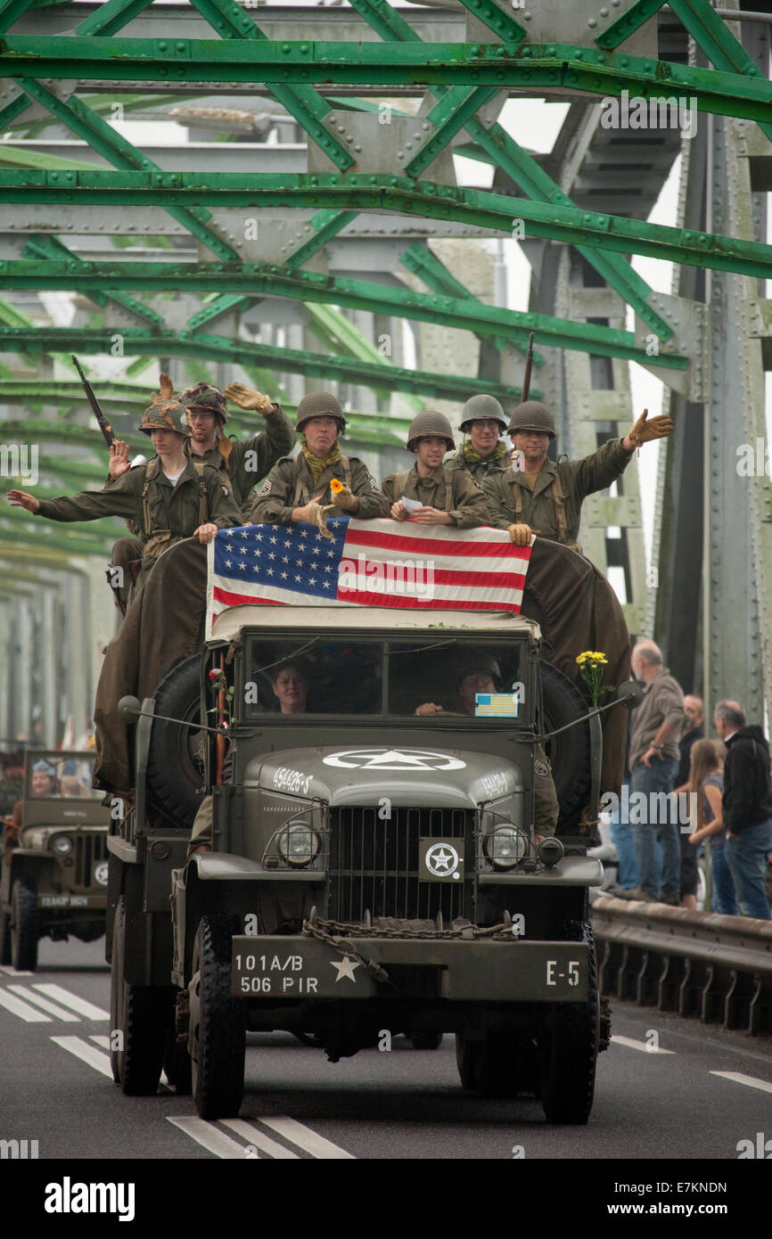 Tombe, aux Pays-Bas. 20 Septembre, 2014. 350 véhicules historiques traversant le pont sur la Meuse à de graves, aux Pays-Bas. Partie de la 70e anniversaire de l'opération Market Garden. Crédit : Frank van Egmond/Alamy Live News Banque D'Images