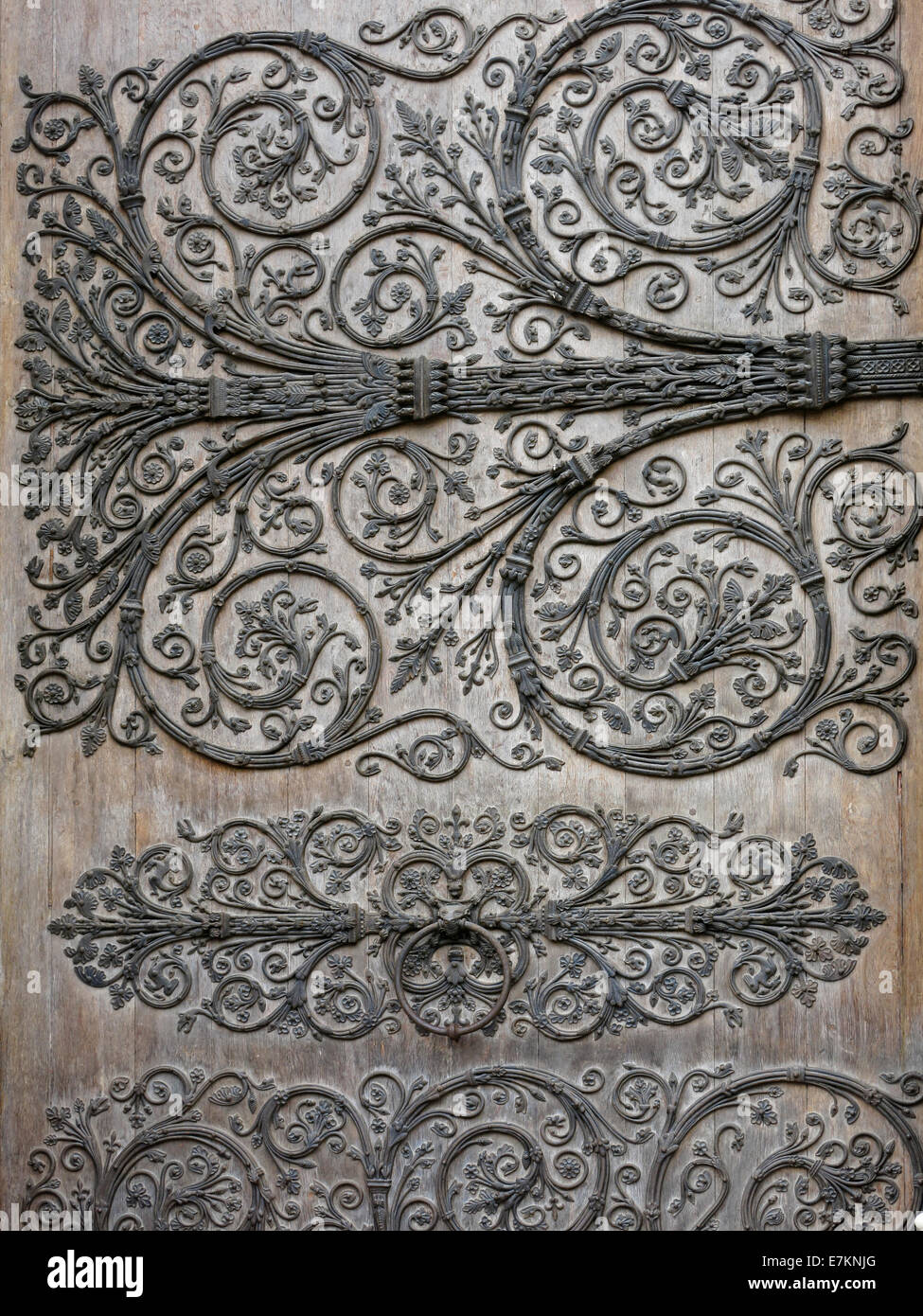 Sur la ferronnerie décorative une porte avant de la cathédrale Notre-Dame, Paris. Banque D'Images