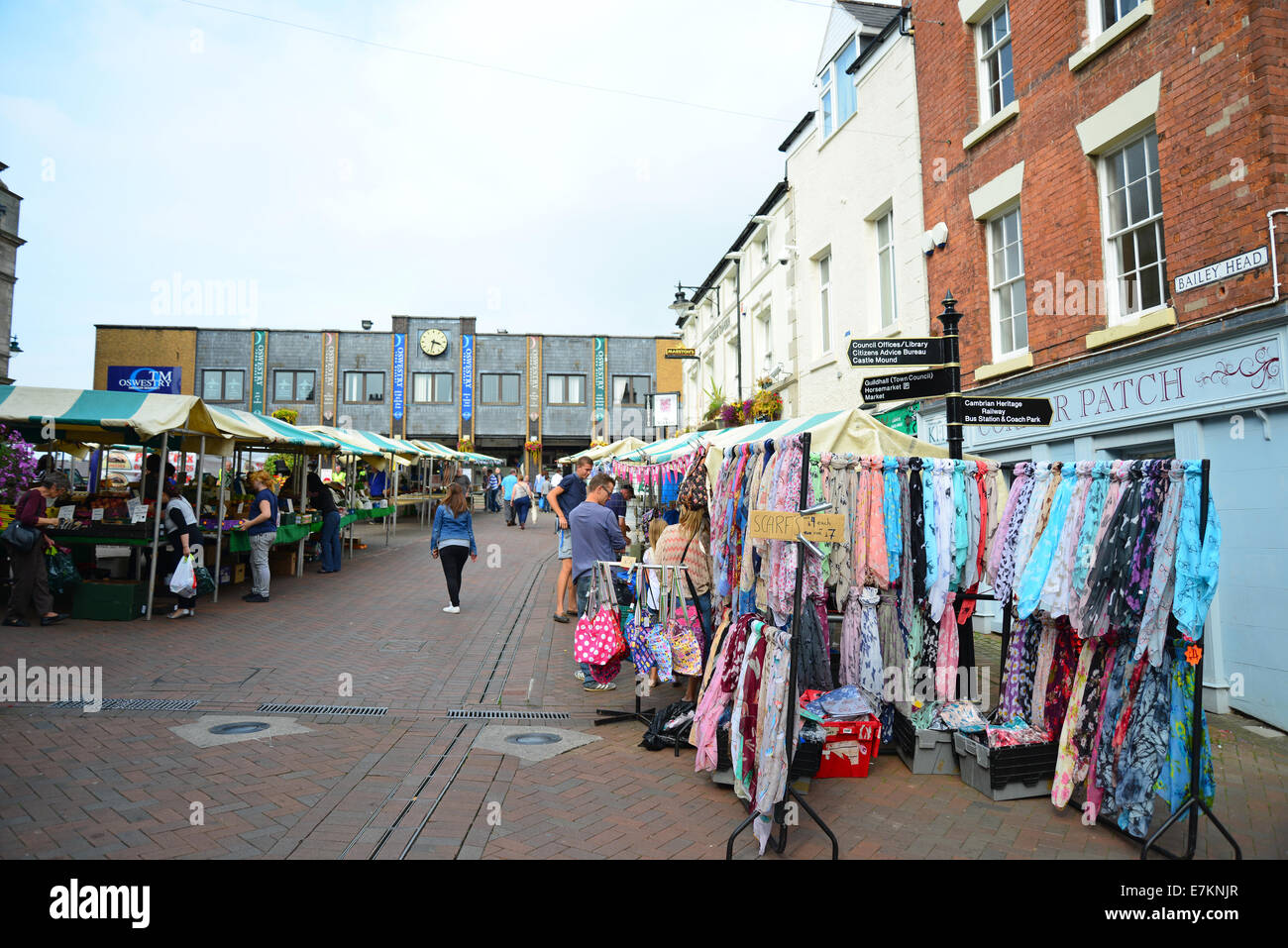 Les étals de marché en marché Bailey Head, Oswestry, Shropshire, Angleterre, Royaume-Uni Banque D'Images