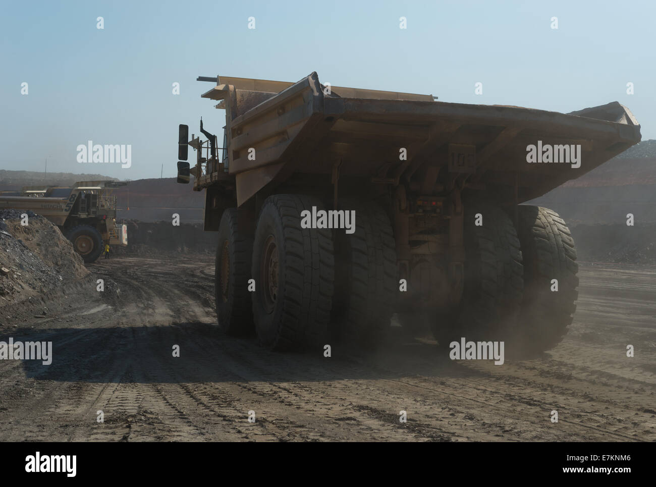 Un hybride diesel/électrique blanc Hitatchi dump truck durs sur le sol d'une mine de cuivre à ciel ouvert d'Afrique. Banque D'Images