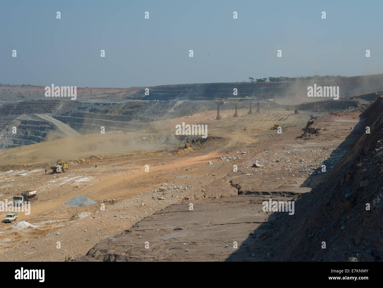 Le foret et le souffle frais de l'équipe de dynamitage d'un motif dans l'avant-plan d'une grande mine de cuivre de l'Afrique de l'ouvert. Banque D'Images