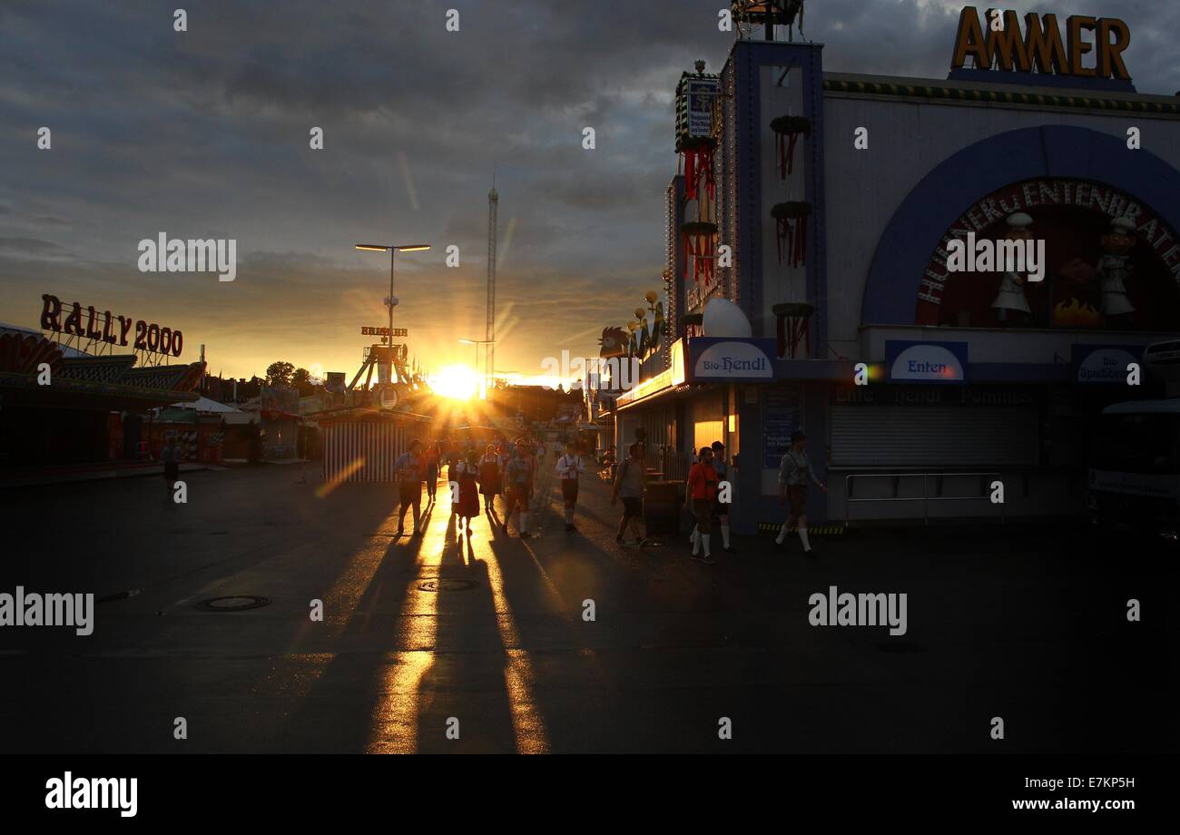 Munich, Allemagne. Sep 20, 2014. Crowsd de personnes d'assister à l'ouverture de l'Oktoberfest de Munich, Allemagne, 20 septembre 2014. Le festival de la bière de Munich se poursuit jusqu'à 05 octobre 2014. Photo : Karl-Josef Opim/dpa/Alamy Live News Banque D'Images