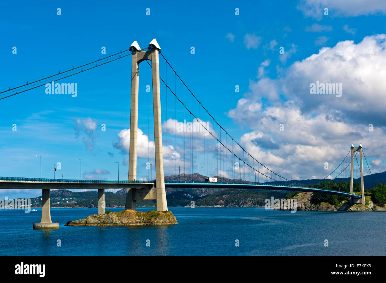 Pylône en béton du pont suspendu Pont Stord ou Stordabrua Digernessundet, de l'autre côté de la La Spezia, Norvège Banque D'Images