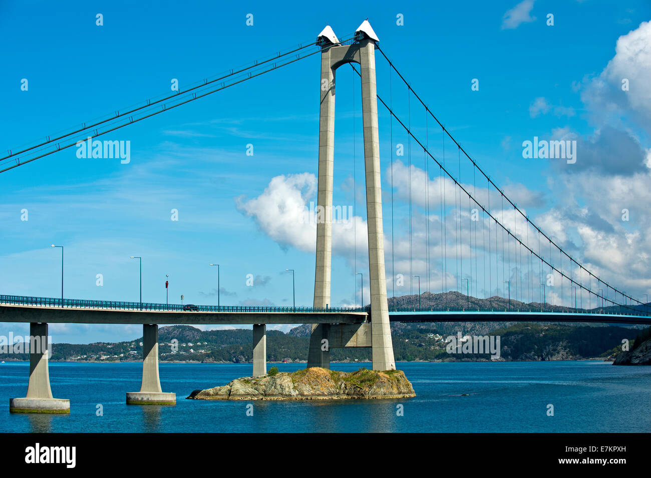 Pylône en béton du pont suspendu Pont Stord ou Stordabrua Digernessundet, de l'autre côté de la La Spezia, Norvège Banque D'Images
