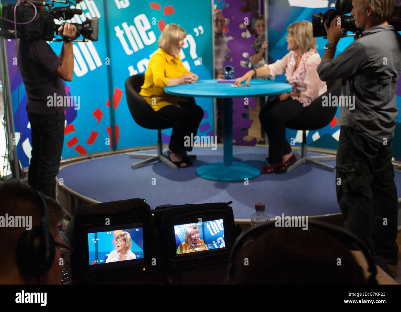 Fleetwood, Lancashire, samedi 20 septembre 2014. ITV1 Antiques Show David Dickinson's Real Deal au Marine Hall donnant la population locale la chance parfaite de poussière de leurs antiquités et de voir combien d'argent elles valent. Dickinson's Real Deal est actuellement l'un des plus populaires montre de jour sur ITV et est régulièrement surveillée par plus d'un million de personnes. De retour pour une onzième série, David Dickinson et les concessionnaires sont en déplacement à travers le pays à la recherche d'une plus bobby dazzlers apportés par les membres du public. Banque D'Images